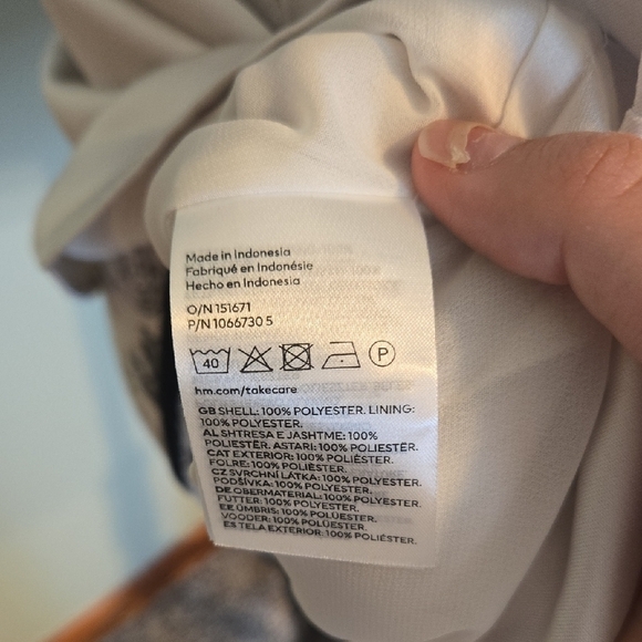 Elegant White Sleeveless Top - Picture 5 of 6